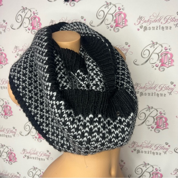 Lululemon scarf circle knit logo metal emblem white black thick knitted yarn - Picture 6 of 6
